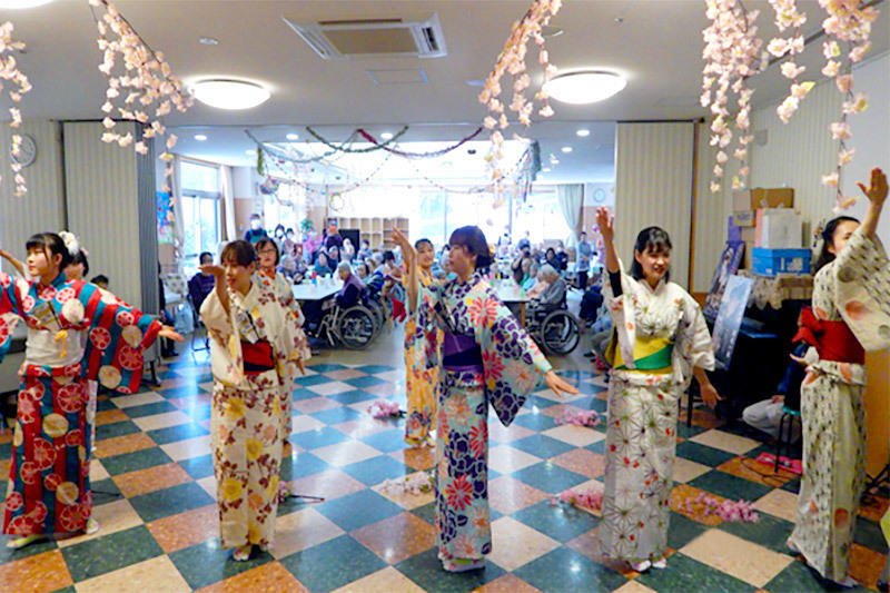 お花見会で踊る介護職員